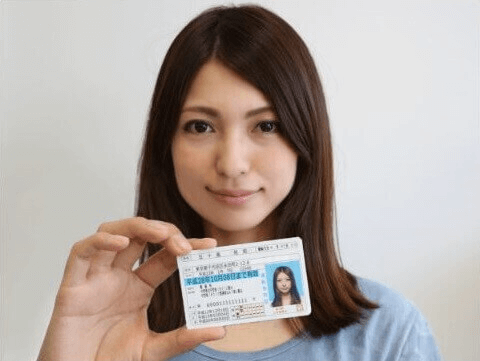 Titan FX(タイタン FX)では、IDセルフィー(顔写真付き身分証明書を持ったお客様の自撮り写真)をご提出