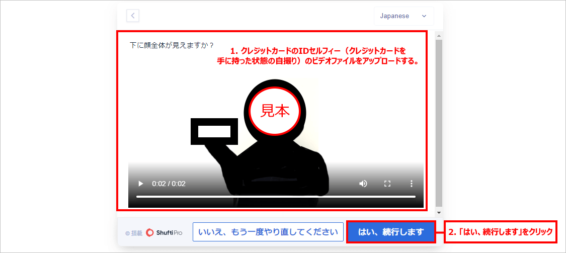 Titan FX (タイタン FX)でデビット・クレジットカードを手に持った状態の自撮り