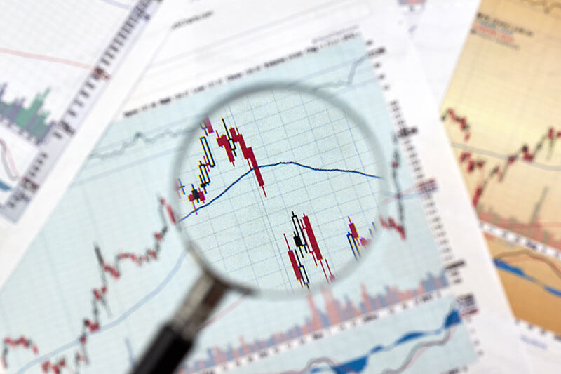 弊社は、外国為替に関するマーケット情報、米ドル円、ユーロ米ドル、英ポンド米ドル、豪ドル/米ドル等の主要通貨ペア、油や金の相場見通しを毎週月曜日に「FX週間レポート」を配信しております。さらに、フィボナッチ・リトレースメントレベルなどの技術的指標、および為替レートの動きに大きな影響を与え、インフレ率、雇用者数、消費者物価指数（CPI）などのマクロ経済指標に注目しています。